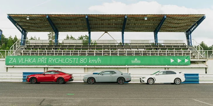 Otestujte na vlastní kůži sílu ikonických sportovních vozů – Ford Mustang, Dodge Challenger nebo Mitsubishi Lancer EVO X.