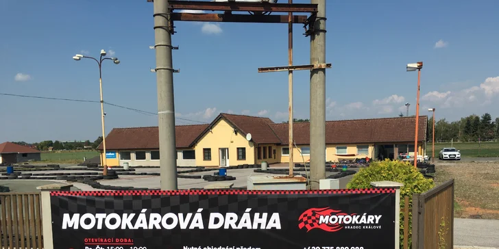 Vjezd do areálu i dráhy jsou dobře vidět i ze silnice.