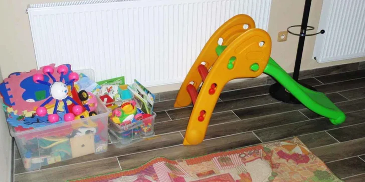 K dispozici je vnitřní hrací koutek pro malé hosty.