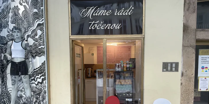 Za hezkého počasí klidně poseďte na venkovní předzahrádce, pokud ale spěcháte, není problém odnést si vše s sebou a pochutnat si třeba po cestě. 