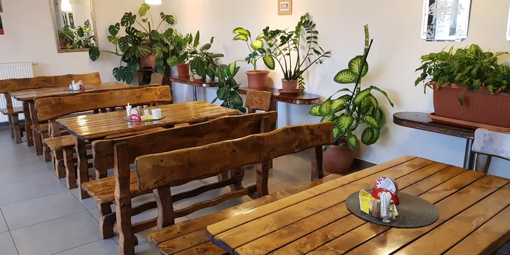 A navíc v blízkosti restaurace snadno zaparkujete na velkém parkovišti. 