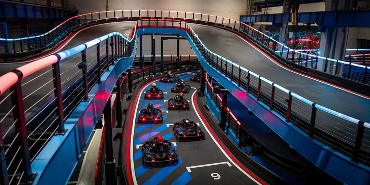 Game of Karts kombinuje adrenalinovou jízdu v motokárách s prvky z videoherního světa. 