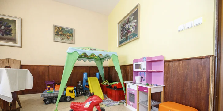 V salónku v restauraci je dětský koutek a stolní fotbálek. 