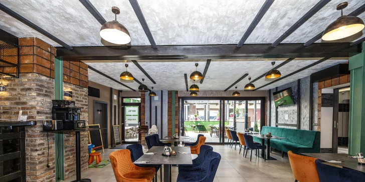 Součástí hotelu je restaurace U tří statkářů, kam budete chodit na jídlo.