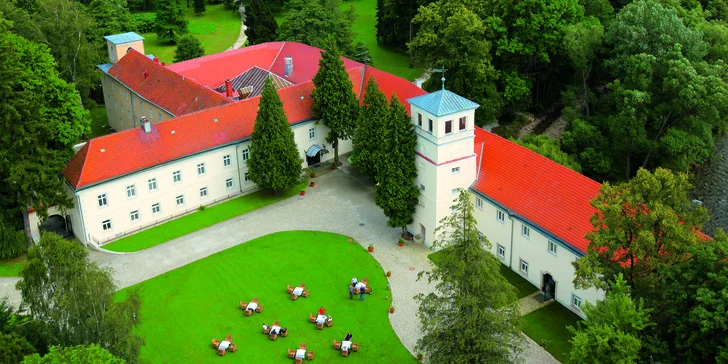 Zámek obklopuje rozlehlý park, který zve k procházkám.