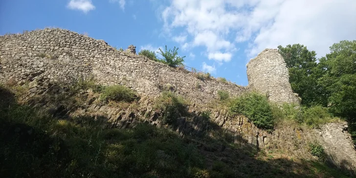 Nebo na nedalekou zříceninu hradu Kumburk.