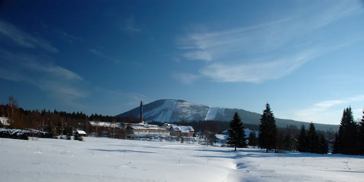 Skiareál Harrachov a jeho červené i modré sjezdovky máte přímo za okny.