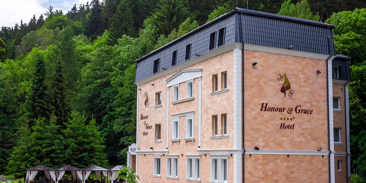 Hotel stojí na krásném místě uprostřed lesů. 