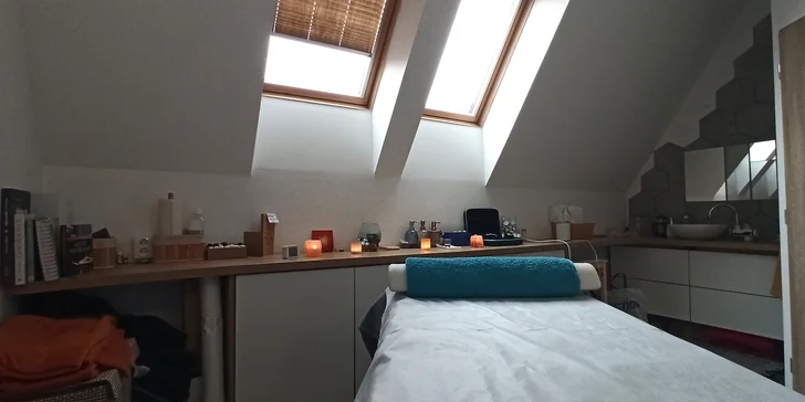 Při této masáži se salonem rozvine aroma třezalkového oleje.