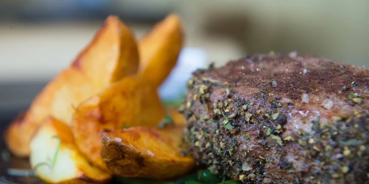 200 g Juhoamerický grilovaný hovädzí steak obalený v kruste z korenia,podávaný so zelenými fazuľkami a 200g pečenými zemiakmi s argentínskou omáčkou