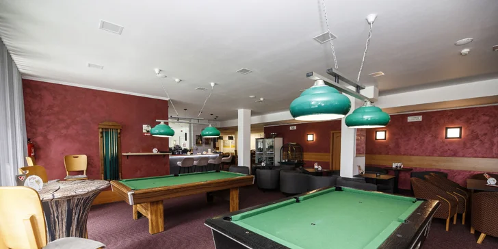 Zahrát si tu můžete billiard, šipky i bowling. 