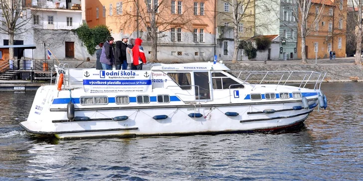 Během kurzu se z vás stane nefalšovaný kapitán křižující Vltavu tam a sem.