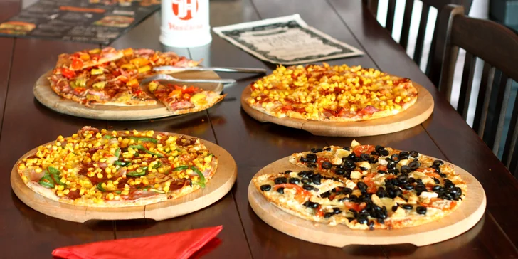 V nabídce nechybí pizzy s rajčatovým i smetanovým základem, klasiky jako šunková pizza či havajská, ale i speciality jako Baníček.
