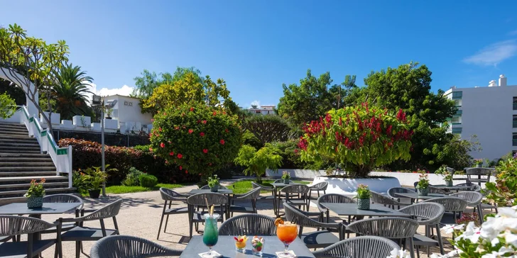 V hlavní bufetové restauraci s příjemnou atmosférou ochutnat vybrané lahůdky španělské i mezinárodní kuchyně.
