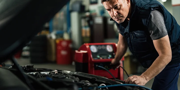 Ať vám auto chladí: kompletní servis klimatizace s dezinfekcí