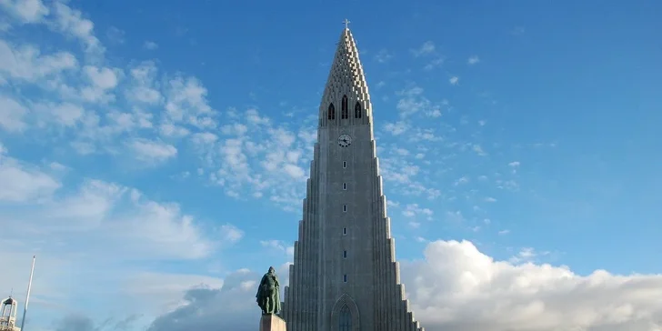 V Reykjavíku uvidíte kostel Hallgrímskirkja s věží vysokou 75 metrů.