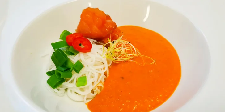 Krém z pečených paprik a kokosového mléka, skleněné nudle, chilli paprička, losos uzený na třešňovém dřevě
