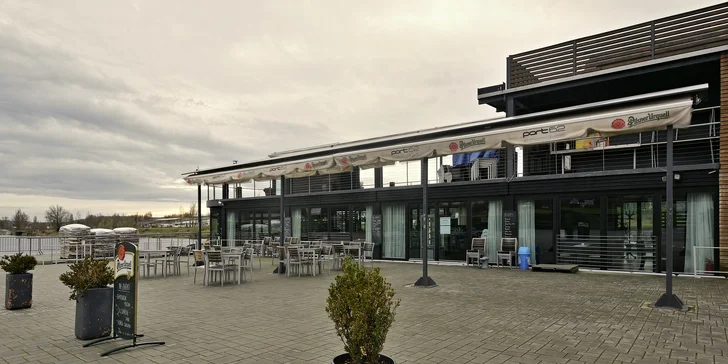 Restaurace se nachází na lodi ve volnočasovém areálu Freestyle Park Modřany.