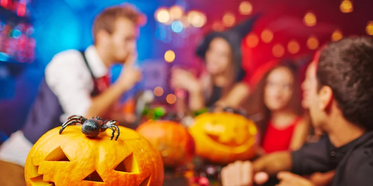 Vstup pre 1 alebo 2 osoby: Slané halloweenske štangle s krvavým dipom aj tematická výzdoba.