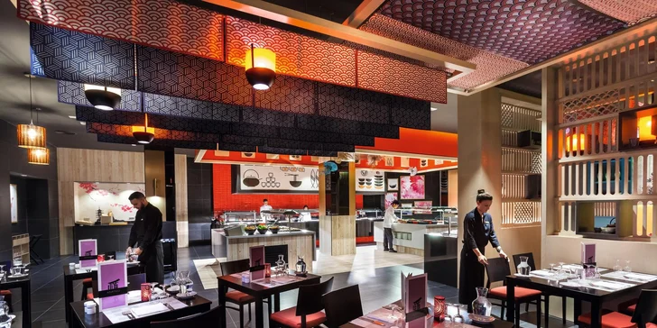 V hotelu je také asijská restaurace. 