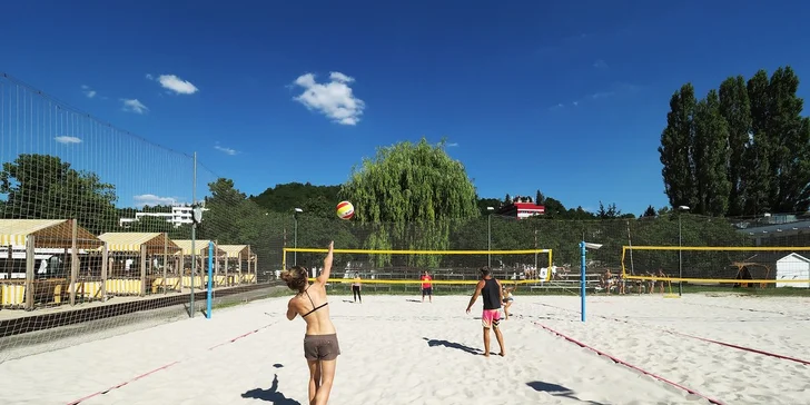 Vyzvěte kamarády na turnaj v plážovém volejbale. 