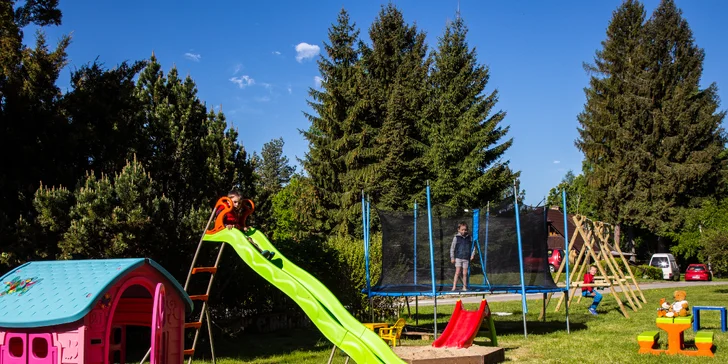 Na venkovním hřišti si mohou malí rekreanti zařádit na skluzavce i trampolíně.
