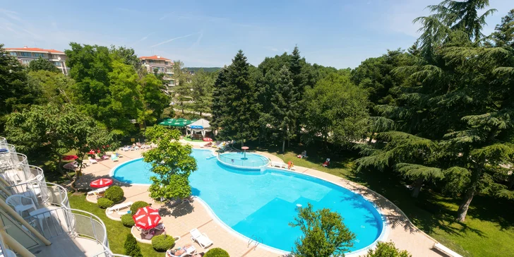 Hotel disponuje velkým bazénem s oddělenými částmi pro děti a dospělé.