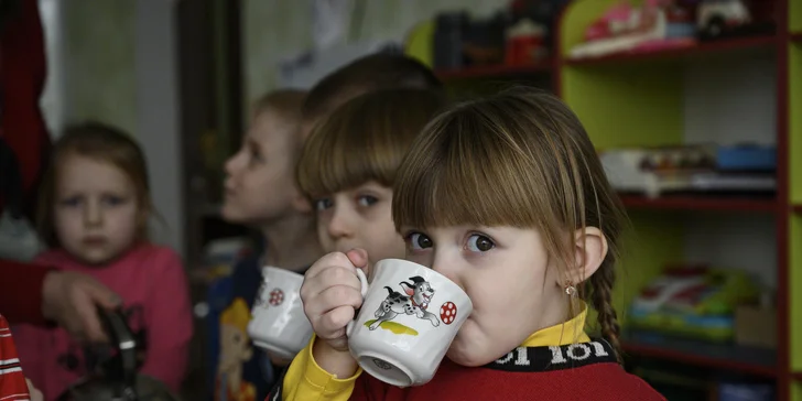 Škôlkari v Mariinke na východnej Ukrajine pijú vodu, ktorú v cisternách pomáha do oblasti dodávať UNICEF v spolupráci s partnermi. Dodávky vody vodovodným potrubím tu boli prerušené ešte na začiatku ozbrojeného konfliktu…