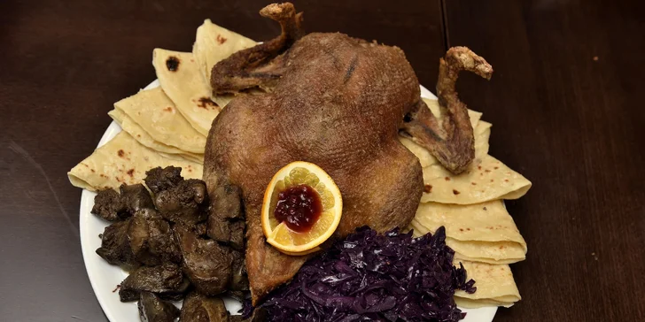 2,5 kg Kačice pre 4 osoby (váha kačice je v surovom stave), 8 ks Lokše, 500 g Červenej kapusty, 500 g Restovanej kačacej pečienky
