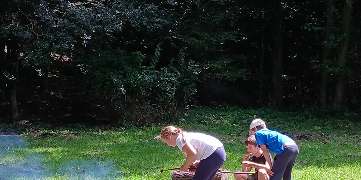 Pomocou máp sa budú orientovať v priestore a naučia sa rozložiť oheň kresadlom.
