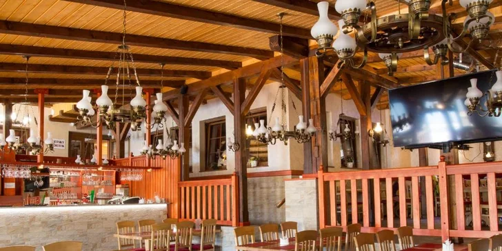 V restauraci je otevřený rožeň, kde kuchaři připravují jídla přímo před hosty.