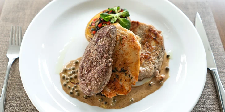 A hlavní chod? Hovězí rumpsteak, vepřová kotletka a kuřecí prso na pepřové omáčce.