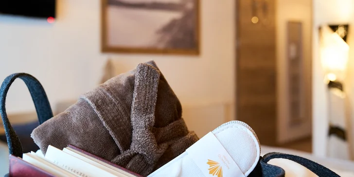 Nachystaný tu budete mít saunový set s županem, přezůvkami a ručníkem. 