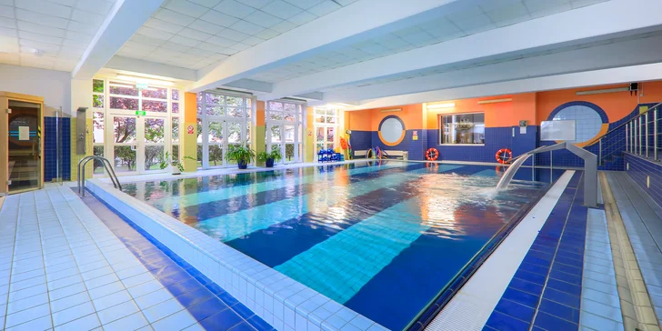V rámci pobytu vás čeká neomezený vstup do wellness zóny s vnitřním bazénem, vířivkou a saunou.