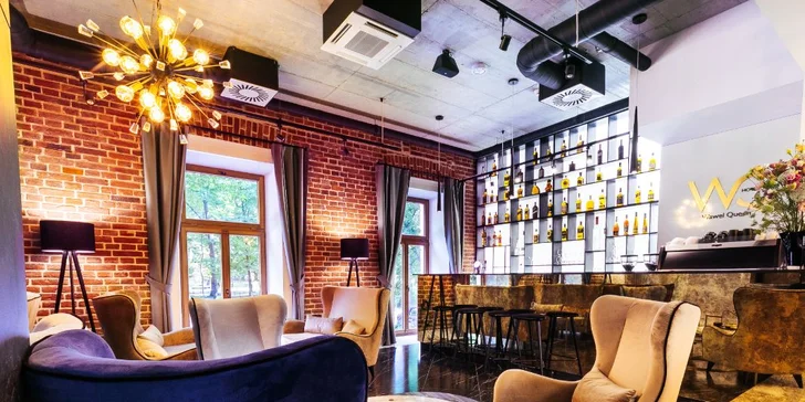 Zajít můžete také do hotelové restaurace, kde nabízejí polská i mezinárodní jídla s důrazem na servírování.