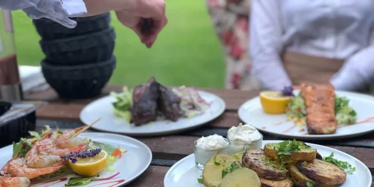 Zdejší kuchaři připravují zvěřinu i mořské plody a další speciality. 