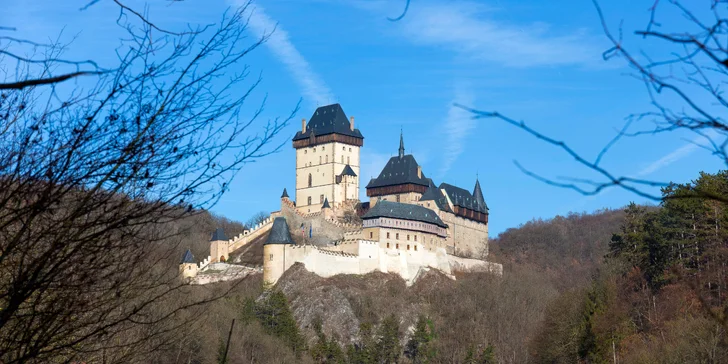 Bydlet budete v podhradí slavného hradu Karlštejn. 