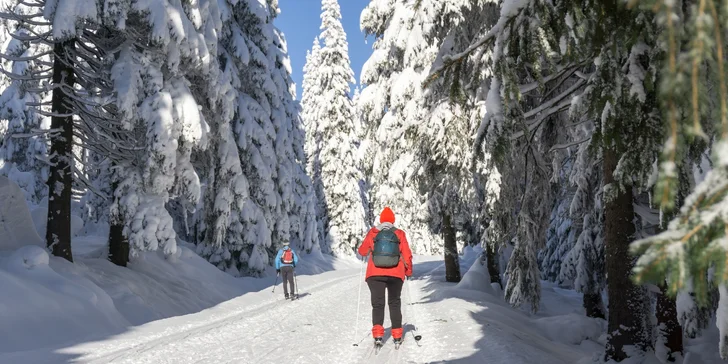 Klidně si přibalte lyže - Harrachov je ráj pro běžkaře i milovníky sjezdovek.