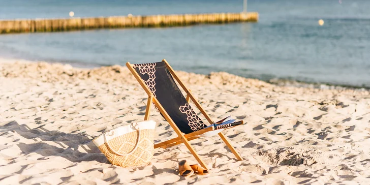 Resort se nachází hned u pláže a přímořské promenády. 
