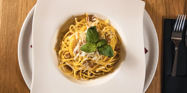 Dát si můžete třeba Spaghetti Aglio Olio či Carbonara nebo Tagliatelle Bolognese.