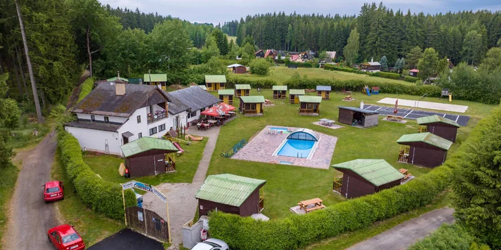 Sociální zázemí je v kempu společné (sprchy a toalety; muži a ženy zvlášť).