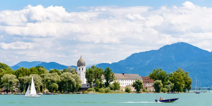 Cyklistov poteší, že okolo jazera Chiemsee vedie približne 70 km dlhá cyklotrasa.
