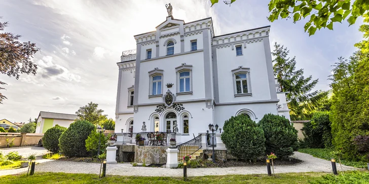 Novogotický zámeček nedaleko Litvínova: romantický pobyt se snídaní, pokoj s vířivkou