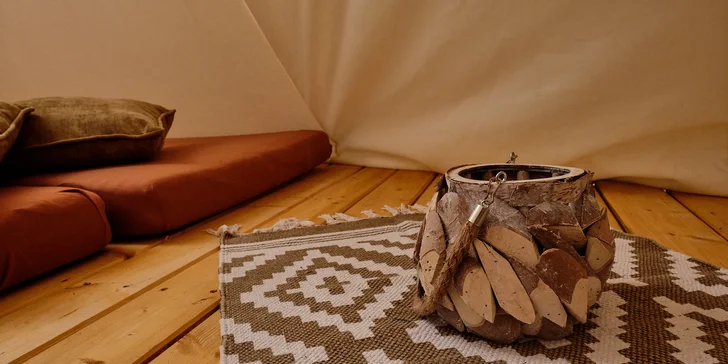 V týpí není voda ani elektřina. 