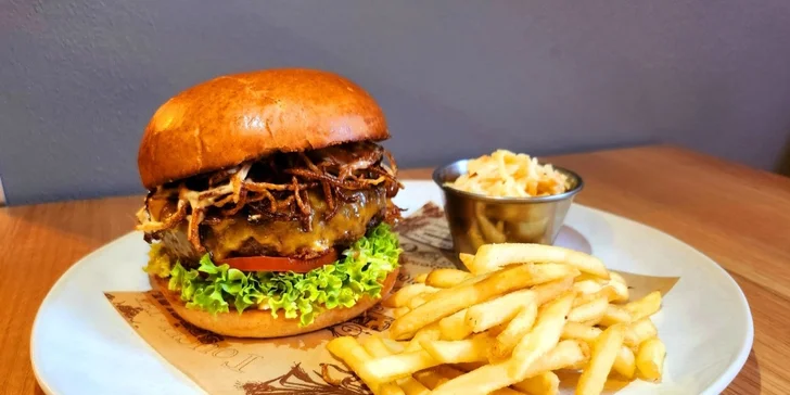 Burger s mletým masem či steakem nebo sýrem halloumi, hranolky, coleslaw – tohle kombo na vás čeká. 