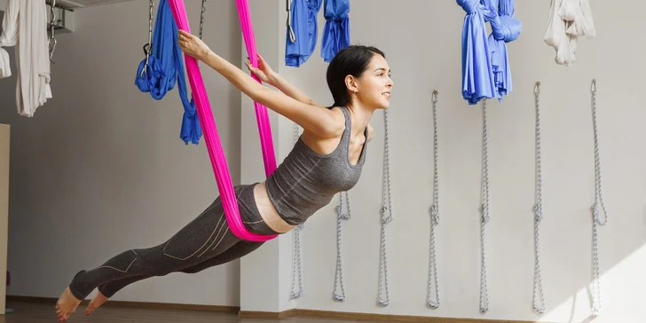 Okuste lehkost bytí: Hodinová lekce antigravity jógy v závěsných sítích