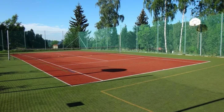 Součástí hotelu je multifunkční hřiště, kde si zahrajete fotbal, volejbal, basket i tenis.