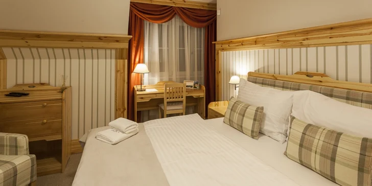 Hotel se pyšní výbornou polohou, leží mezi 2 vstupy do skalního města. 