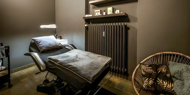 Navštívíte-li salón kvůli večernímu líčení, vyhraďte si na něj cca 100 minut. Čeká vás zvýraznění očí, sjednocení pleti, úprava i fixace obočí a nakonec také samostatné líčení. 