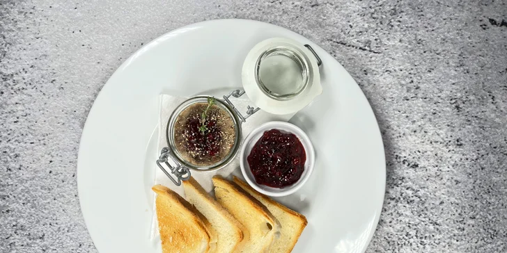 Jako předkrm se podává daňčí paštika, po něm následuje pomalu tažený hovězí vývar. 